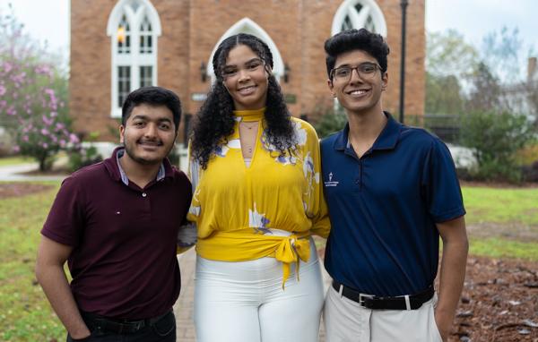 Three University of 南 Alabama Honor College students, 从左, 亚斯帕蒂尔, Kaitlyn Riggins and Dev Mehta, 最近排名第三, 在阿拉巴马科学学院会议的研究海报竞赛中获得第二名和第一名.